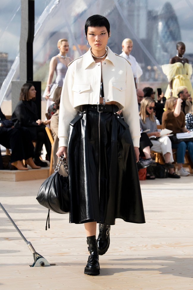 Iniah koleksi terbaru Alexander McQueen Spring/Summer 2022 yang terinspirasi dari fenomena alam. Foto: dok. Courtesy of Alexander McQueen