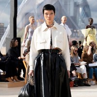 Iniah koleksi terbaru Alexander McQueen Spring/Summer 2022 yang terinspirasi dari fenomena alam. Foto: dok. Courtesy of Alexander McQueen