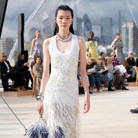 Iniah koleksi terbaru Alexander McQueen Spring/Summer 2022 yang terinspirasi dari fenomena alam. Foto: dok. Courtesy of Alexander McQueen