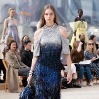 Iniah koleksi terbaru Alexander McQueen Spring/Summer 2022 yang terinspirasi dari fenomena alam. Foto: dok. Courtesy of Alexander McQueen