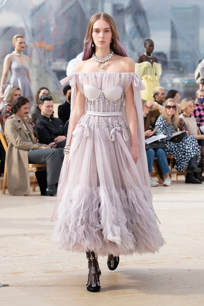 Iniah koleksi terbaru Alexander McQueen Spring/Summer 2022 yang terinspirasi dari fenomena alam. Foto: dok. Courtesy of Alexander McQueen
