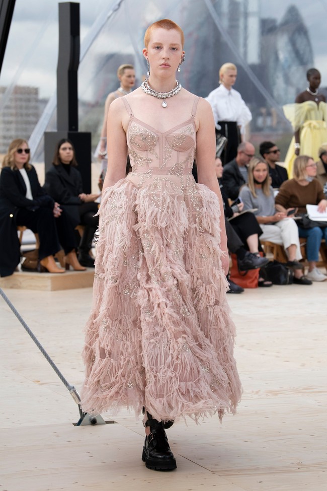 Iniah koleksi terbaru Alexander McQueen Spring/Summer 2022 yang terinspirasi dari fenomena alam. Foto: dok. Courtesy of Alexander McQueen