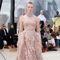 Iniah koleksi terbaru Alexander McQueen Spring/Summer 2022 yang terinspirasi dari fenomena alam. Foto: dok. Courtesy of Alexander McQueen