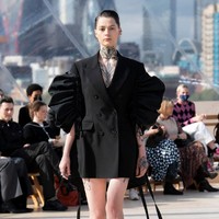 Iniah koleksi terbaru Alexander McQueen Spring/Summer 2022 yang terinspirasi dari fenomena alam. Foto: dok. Courtesy of Alexander McQueen