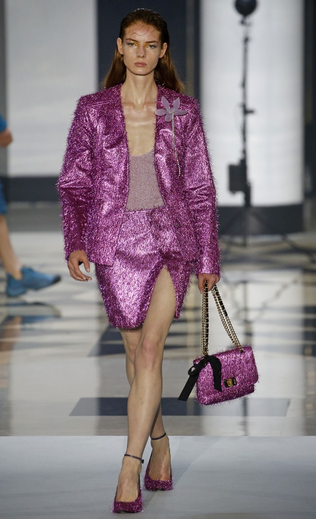 Inilah fashion show koleksi terbaru busana Lanvin Spring/Summer 2022. Foto: Getty Images/Thierry Chesnot.: Getty Images/Thierry Chesnot