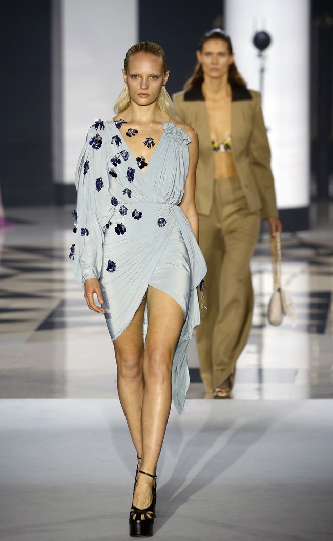 Inilah fashion show koleksi terbaru busana Lanvin Spring/Summer 2022. Foto: Getty Images/Thierry Chesnot.