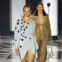 Inilah fashion show koleksi terbaru busana Lanvin Spring/Summer 2022. Foto: Getty Images/Thierry Chesnot.