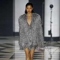 Inilah fashion show koleksi terbaru busana Lanvin Spring/Summer 2022. Foto: Getty Images/Thierry Chesnot.