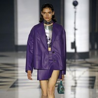 Inilah fashion show koleksi terbaru busana Lanvin Spring/Summer 2022. Foto: Getty Images/Thierry Chesnot.