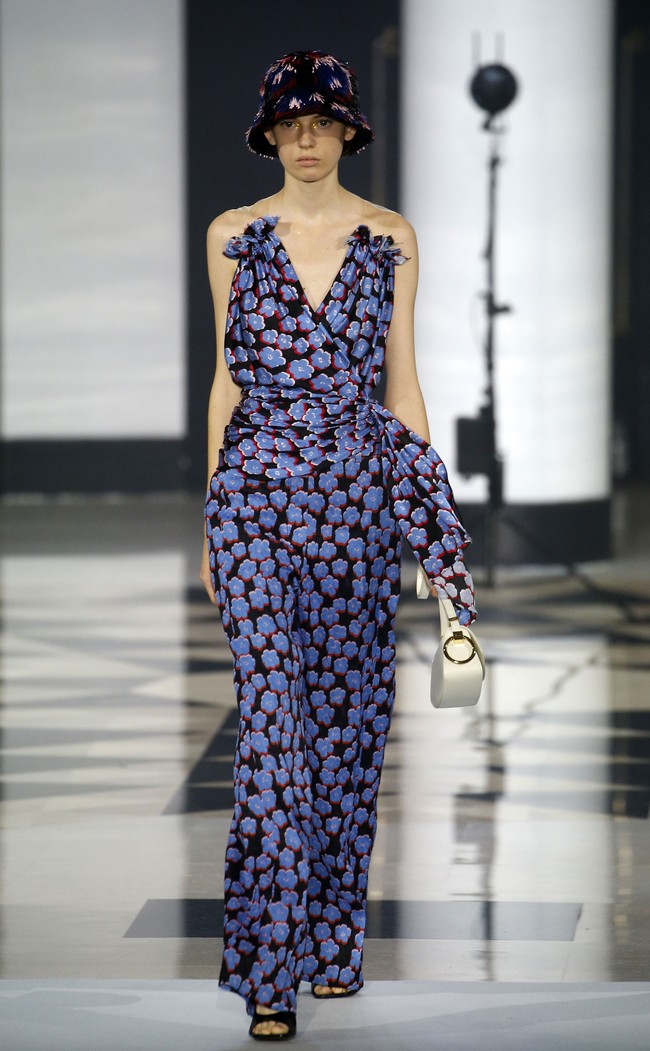 Inilah fashion show koleksi terbaru busana Lanvin Spring/Summer 2022. Foto: Getty Images/Thierry Chesnot.