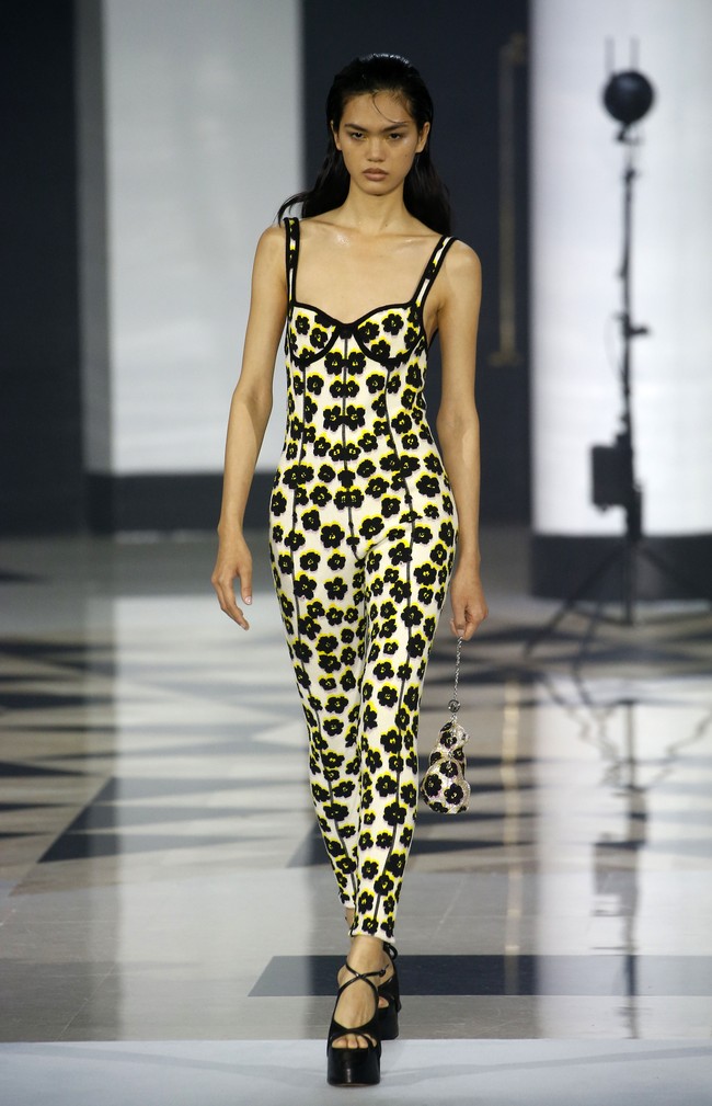 Inilah fashion show koleksi terbaru busana Lanvin Spring/Summer 2022. Foto: Getty Images/Thierry Chesnot.