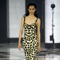 Inilah fashion show koleksi terbaru busana Lanvin Spring/Summer 2022. Foto: Getty Images/Thierry Chesnot.