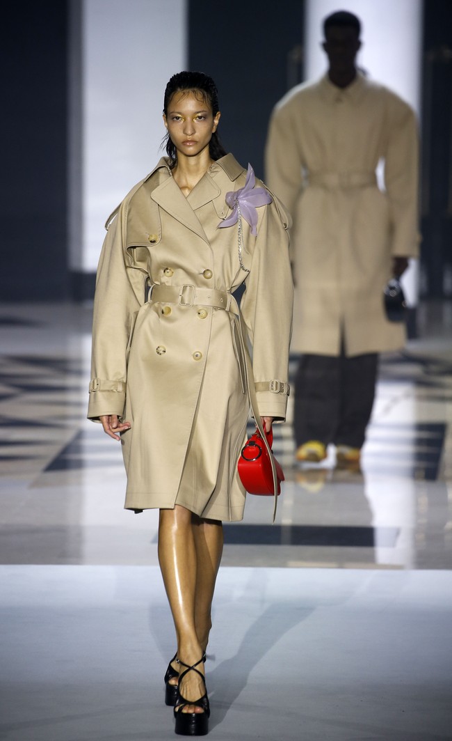 Inilah fashion show koleksi terbaru busana Lanvin Spring/Summer 2022. Foto: Getty Images/Thierry Chesnot.