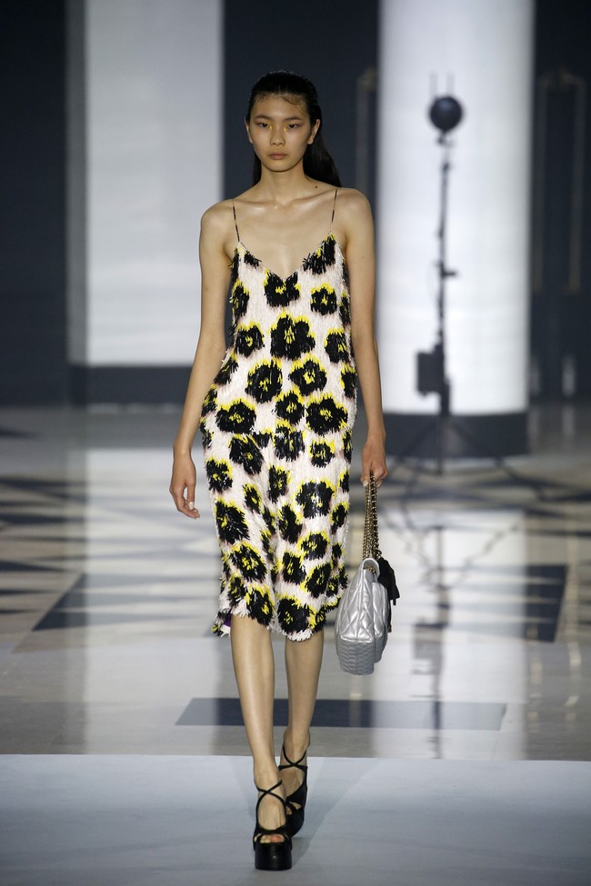 Inilah fashion show koleksi terbaru busana Lanvin Spring/Summer 2022. Foto: Getty Images/Thierry Chesnot.