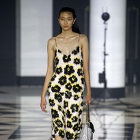 Inilah fashion show koleksi terbaru busana Lanvin Spring/Summer 2022. Foto: Getty Images/Thierry Chesnot.