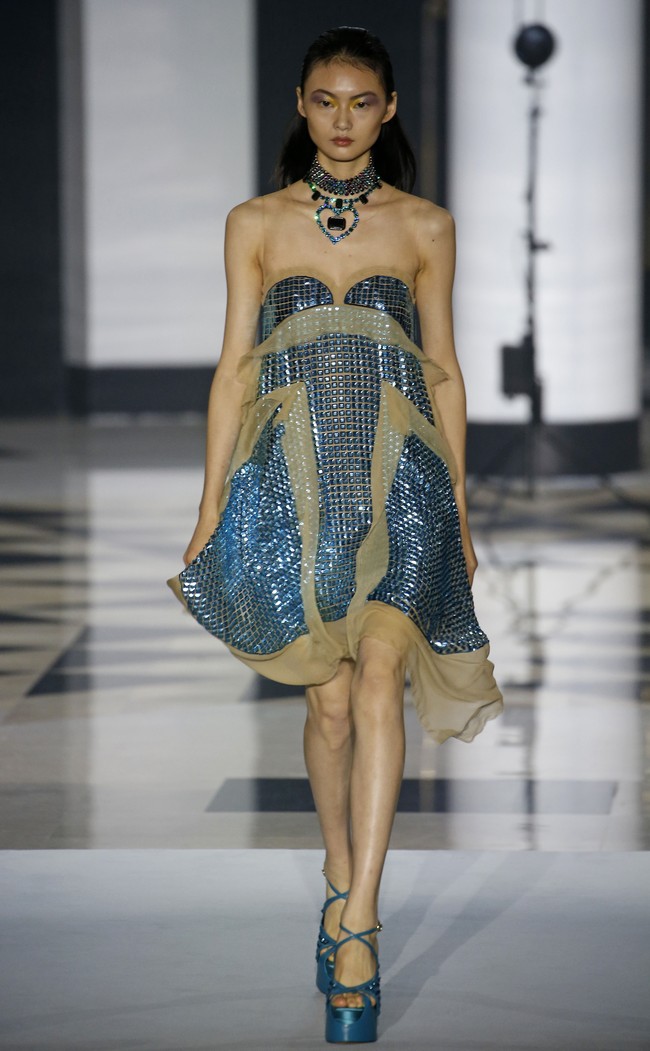 Inilah fashion show koleksi terbaru busana Lanvin Spring/Summer 2022. Foto: Getty Images/Thierry Chesnot.