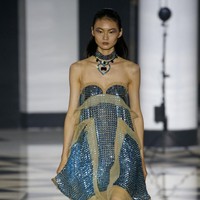 Inilah fashion show koleksi terbaru busana Lanvin Spring/Summer 2022. Foto: Getty Images/Thierry Chesnot.