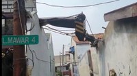 Penampakan crane juga menimpa rumah warga lainnya.Terlihat atap rumah itu juga hancur. (Foto: Screenshot Video dari Damkar Depok)