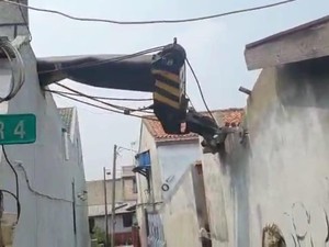 Musibah di Depok Saat Crane Mendadak Timpa Rumah