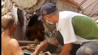 Terlihat ada korban jiwa dalam peristiwa ini. Ada seseorang tergeletak tertimbun reruntuhan. (Screenshot Video dari Damkar Depok).