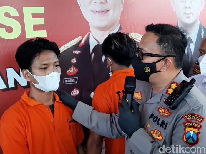 Polisi Kabupaten Pasuruan mengamankan dua kurir yang membawa 2 kg sabu. Sabu yang diamankan berasal dari jaringan internasional.