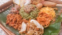Kalau ingin yang mengenyangkan, kamu bisa memesan menu nasi daun jeruk dengan lauknya yang komplet. Satu porsinya disajikan bersama sambal matah, mie goreng, orek tempe, telur, bakwan jagung, dan sate lilit. Foto: detikFood/Yenny Mustika Sari