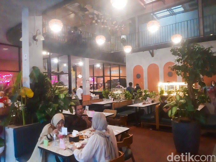 La Isola Caffe, Dolce, & Kitchen La Isola Caffe, Dolce, & Kitchen, kafe baru di Bogor, Jawa Barat bertemakan tropis cantik yang menawarkan beragam camilan, cake, pastry, hingga makanan Indonesia.