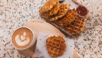Untuk nongkrong santai, kamu bisa memesan aneka menu kopi. Ada juga croffle yang renyah manis untuk menemani teman minum kopi. Foto: detikFood/Yenny Mustika Sari