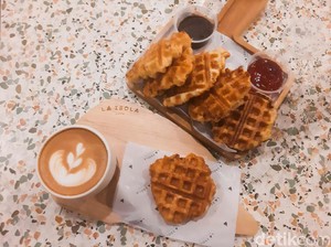 La Isola: Ngopi Sambil Ngemil Croffle Renyah di Kafe Nuansa Tropis