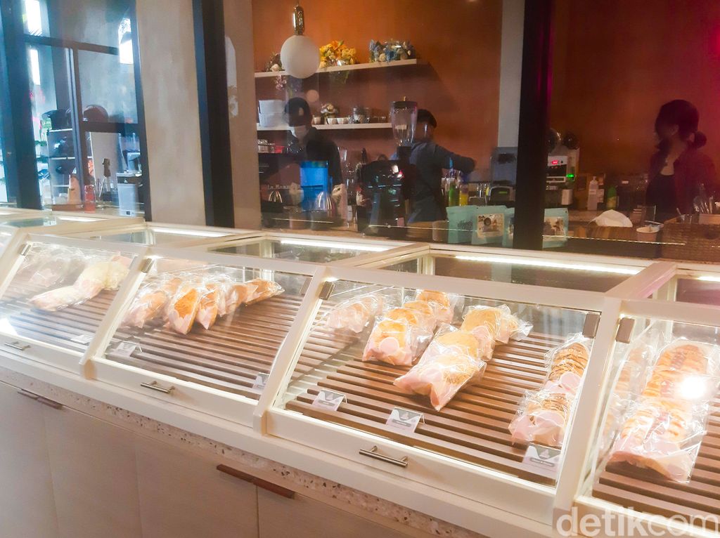 La Isola Caffe, Dolce, & Kitchen, kafe baru di Bogor, Jawa Barat bertemakan tropis cantik yang menawarkan beragam camilan, cake, pastry, hingga makanan Indonesia.