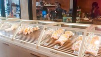 Terdapat bakery di dalam kafe, menawarkan roti-roti yang setiap harinya dibuat fresh. Foto: detikFood/Yenny Mustika Sari