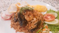 Ada juga aneka nasi goreng yang lezat. Salah satunya nasi goreng tomyum yang agak pedas ini. Potongan seafood-nya sangat besar, sehingga puas menikmatinya. Foto: detikFood/Yenny Mustika Sari