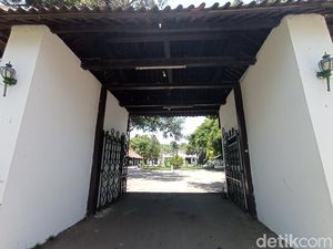 Lawang Gledegan, Gerbang Utama-Akses Kereta Pusaka Sultan Kasepuhan Cirebon