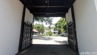 Jajat menambahkan pintu gledegan tak hanya difungsikan sebagai akses para raja atau sultan saat menggunakan kereta Singa Barong. Gledegan juga dimanfaatkan sebagai pintu utama untuk keluarga dan tamu undangan kesultanan.  