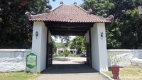 Lawang gledegan terlihat kekar. Kendaraan pun bisa melintas di lawang gledegan. Menurut pemerhati sejarah sekaligus budayawan Cirebon Jajat Sudrajat, lawang gledegan sejatinya digunakan sebagai akses kereta pusaka Singa Barong.  