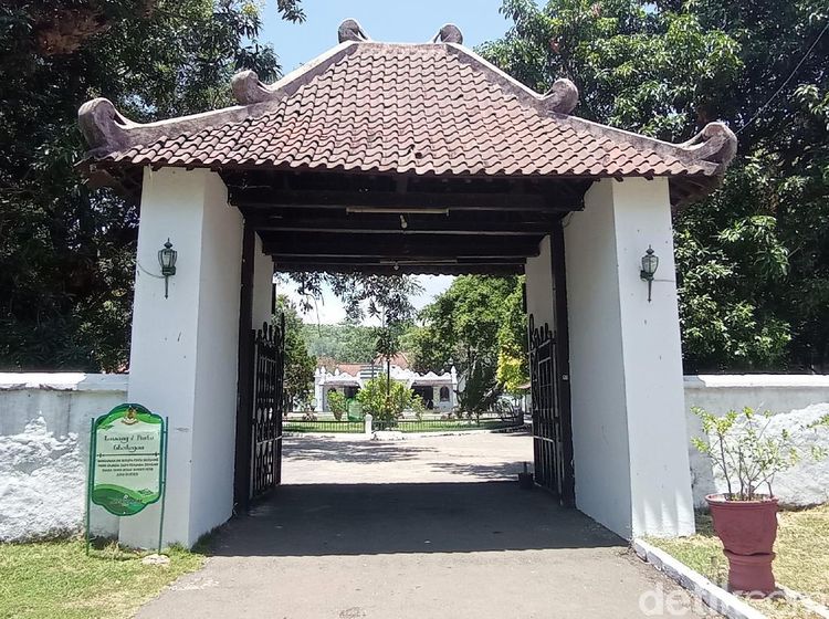 Lawang Gledegan, Gerbang Utama Kereta Pusaka Sultan Kasepuhan Cirebon