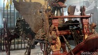 Sementara itu, kereta Singa Barong yang merupakan kendaraan pusaka para raja atau sultan disimpan di Museum Pusaka Keraton Kasepuhan. Singa Barong memiliki wujud percampuran yakni belalai gajah, kepala naga dan berbadan burok. Ketiga merupakan simbol-simbol antar budaya dan agama. Singa Barong pun dijadikan simbol persatuan.  