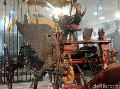 Lawang gledegan terlihat kekar. Kendaraan pun bisa melintas di lawang gledegan. Menurut pemerhati sejarah sekaligus budayawan Cirebon Jajat Sudrajat, lawang gledegan sejatinya digunakan sebagai akses kereta pusaka Singa Barong.