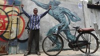 Nasib kehidupan perekonomian dialami tukang ojek sepeda di sekitaran Stasiun Jakarta Kota, yang semakin terhimpit dan sulit. Meskipun masih ada ojke sepeda di sekitar Kota Tua yang bertahan, tapi jumlahnya sudah menyusut dibandingkan pada zaman keemasannya dulu.