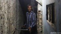 Dengan kondisi sulit, Pak Tamrin pun harus mengontrak rumah di pemukiman padat penduduk di bilangan Jembatan Besi, Jakarta Barat.