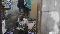 Beginilah kondisi ruangan kontrakan yang sangat kecil dan berada dikawasan padat yang hanya bersekatkan triplek-kayu. Miris dan sangat sederhana sekali jauh dari kata pas apalagi mewah.