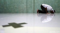 Beribadah dan berdoa menjadi obat dalam mensyukuri kehidupan bagi Pak Tamrin dengan kondisi sekarang yang dijalaninya.