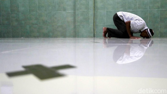 Barisan sepeda kayuh tua terlihat sejak pagi hingga sore hari, di sisi depan stasiun Jakarta Kota. Mereka sudah mangkal sejak puluhan tahun lalu. 

Salah satunya sosok Tamrin (51) berprofesi sebagai tukang ojeg sepeda tua di kawasan Stasiun Jakarta Kota selama 21 tahun.
