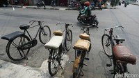 Sebelumnya ia juga pernah berprofesi sebagai supir bajaj saat pertama kali merantau ke Jakarta. Keberadaan ojek online yang semakin menjamur juga telah membuat jumlah penumpang ojek sepeda di kawasan itu menurun drastis.