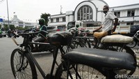 Namun akibat sakit paru-paru yang dideritanya saat membawa bajaj, ia pun beralih profesi sebagai penarik ojek sepeda tua di kawasan Kota Tua.