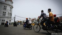 Ia tetap setia dan bekerja keras dengan profesinya sebagai tukang ojek sepeda tua ontel, meski digempur dengan kemajuan teknologi yang menawarkan segala kecanggihan dan kemudahannya.  