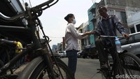 Terlebih dengan kondisi pandemi sekarang yang hampir menggempur disetiap lini perekonomian dan semakin sulit. Ia masih harus terus berjibaku dan melawan pandemi Corona dengan ditambah lagi menjamurnya keberadaan ojek online (ojol).  