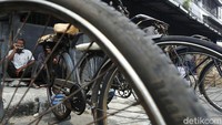 Namun ia tetap mensyukuri kehidupannya yang pas-pasan untuk bisa bertahan hidup di Ibukota Jakarta.