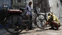 Sebelum pandemi Corona, banyak sekali tukang ojek sepeda tua yang mangkal di kawasan Kota Tua, lantaran ojek masih dimanfaatkan banyak warga untuk alat transportasi berangkat dan pulang kerja di kawasan sekitar.