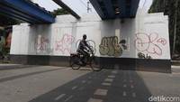 Namun kini hanya segelintir tukang ojek sepeda tua yang bertahan dengan profesinya, akibat terseok-seok dari imbas pendapatannya yang turun drastis dan tak menentu.